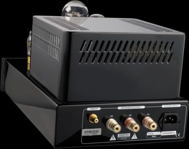 Puresound M845 sort hi-fi stereoforstærker set forfra, mat sort rektangulært kabinet, perforeret gitter, 4 forgyldte rør, forgyldte knapper