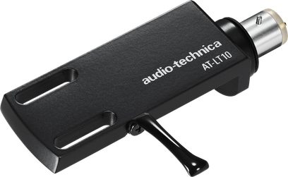 Чорний металевий корпус для звукознімача Audio-Technica AT-LT10, зображено під кутом три чверті, прямокутний текстурний корпус з двома кріпильними пазами, вигнутий важіль та циліндричний сріблястий роз'єм