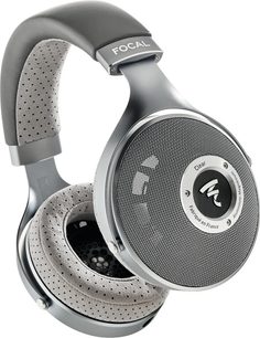 Focal Clear åbne hi-fi-hovedtelefoner set fra siden, grå perforerede transducere, grå polstret hovedbøjle, sølvfarvet logo