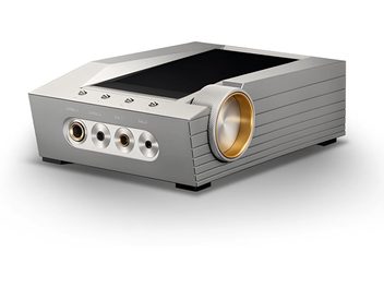 Astell&Kern ACRO CA1000 ezüst fejhallgató előerősítő, enyhén felülről fotózva, kefélt alumínium és fa előlappal