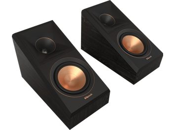 Divas melnas Klipsch RP-500SA II ebony 2022. gada izdevuma skaļruņu kastes, redzamas no priekšpuses un aizmugures trīs ceturtdaļu leņķa, trapecveida formas