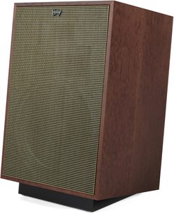 Sloupcový reproduktor Klipsch Heresy IV v dřevěné barvě auburn, přední panel z béžové síťoviny, pohled ze tří čtvrtin, nakloněná základna
