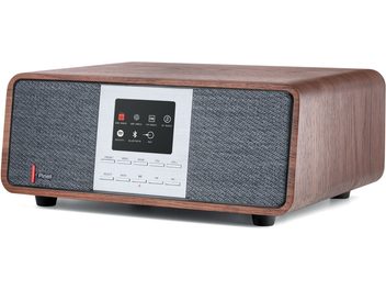 Pinell Supersound 501 bordradio i brun valnøddetræ med front i børstet aluminium, centralt farvedisplay omgivet af grå stofhøjttalergitre og række af knapper nederst, set fra trekvart forfra