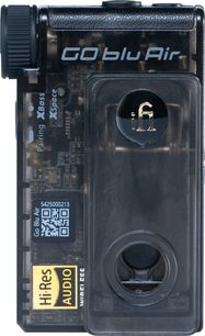 Convertitore DAC portatile iFi Audio GO Blu Air, vista frontale, custodia in plastica fumé traslucida, ghiera, badge Hi-Res