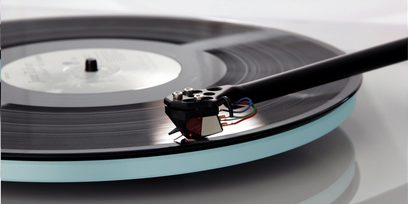 Giradischi Rega Planar 2 + Nd3, vista ravvicinata, piatto circolare, braccio nero, testina con fili colorati, disco in vinile
