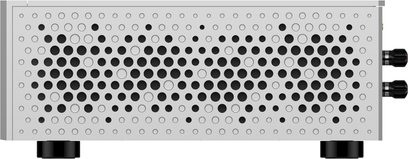 Hellgrauer Aluminium-Verstärker, Seitenansicht, seitliches Panel mit zahlreichen runden Lüftungslöchern, zwei hervorstehende schwarze Anschlussklemmen und schwarze zylindrische Standfüße