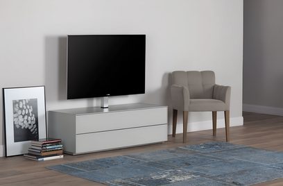 Comodă TV albă lăcuită cu două sertare, cu ecran plat negru pe suport central, vedere din față