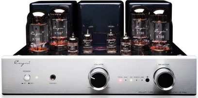 Cayin CS-55A EL34 integreret stereo rørforstærker, set forfra, frontpanel i børstet sølv-aluminium med to store sorte knapper, hovedtelefonudgang og lysindikatorer, KT88-rør og glas-trioder på række foran tre sorte transformatorhætter
