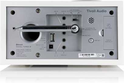 Tafelradio Tivoli Model Three BT wit es/zilver, achteraanzicht, telescopische antenne, AUX/USB- en DC-poorten