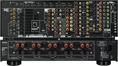 Domácí kino Pioneer SC-LX90 v černé barvě, pohled zepředu, na zadní straně mnoho audio a video konektorů, na předním panelu více tlačítek a ovládacích koleček