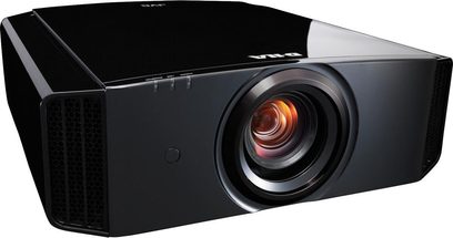 JVC DLA-X9900 sort videoprojektor, let skråt forfra, centreret objektiv med orange linse