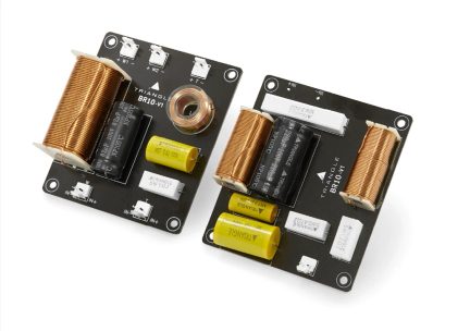 To passive Triangle BR10-V1-filtre sett forfra, synlige elektroniske komponenter, svarte kabinetter