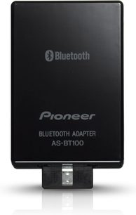 Pioneer AS-BT100 Bluetooth-adapter, set forfra, kompakt rektangulær sort form med Bluetooth-logo og -skrift