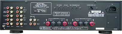 Rotel RA-1070 stereo hi-fi forstærker, sort frontpanel med knapper, stik og røde indikatorlys, set forfra