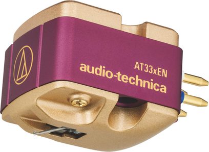 Audio-Technica AT33xEN pickup, magenta og gylden metalhus, trekvartsvisning, nål og forgyldte stik pins