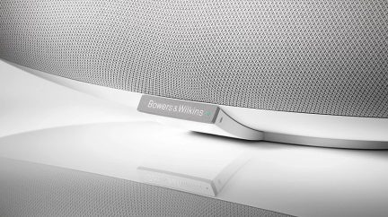 Grå Bowers & Wilkins højttaler, set fra siden, med påskrift øverst, placeret på en hvid overflade