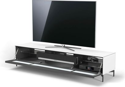 Spectral Scala SC2004-SNG-SAT hvid og sort TV-møbel med åben hylde og skuffe, set forfra i let nedadgående vinkel
