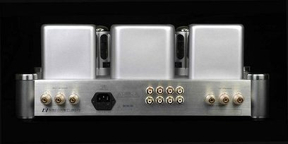 Shanling STP800 stereo hi-fi forstærker, set forfra, sølvfarvet frontpanel med knapper, stik og digitalt display