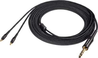 Svart flätad audiokabel med gyllene jackuttag i ändarna, från märket Audio Technica