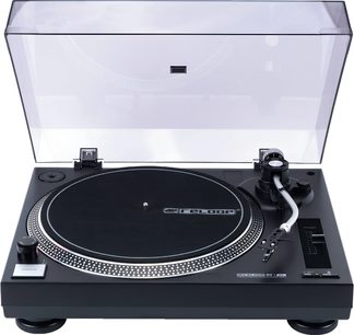Hi-fi pladespiller Reloop RT-1 BT med gennemsigtigt åbent låg, sort pladetallerken, sølvfarvet tonearm og synlige betjeningsknapper