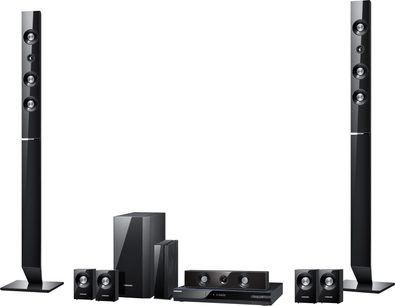 Sort Samsung HT-C6730W hjemmebiografsystem bestående af to højttalertårne, en subwoofer, en Blu-ray-afspiller og fem satellithøjttalere
