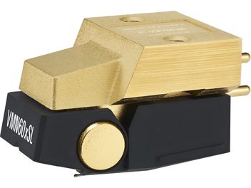 Wkładka Audio Technica AT-VM760xSL z teksturowanego, złotego metalu z matową, czarną podstawą, widok z lewego przedniego kąta, kanciasty kształt z dwoma gwintowanymi otworami na górze, złoty boczny dysk i dwa tylne cylindryczne bolce