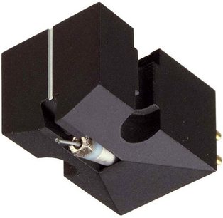 Denon DL103EM sort pladespillercelle, set nedefra i nærbillede, med diamant monteret på metalcantilever