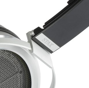 Åben hi-fi hovedtelefon STAX SR-009 i sølvfarvet og sort metal, set fra venstre profil i tæt optagelse på hvid baggrund