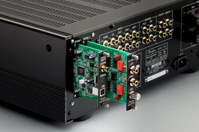 Ampli hi-fi intégré stéréo E-380, vue arrière, connecteurs dorés, cartes électroniques vertes, boîtier noir, surface plane