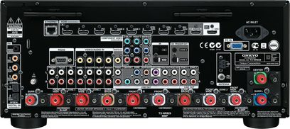 Onkyo TX-NR929 sort hjemmebiografsforstærker, set forfra, med mange stik og knapper på forsiden, digitalt display i midten