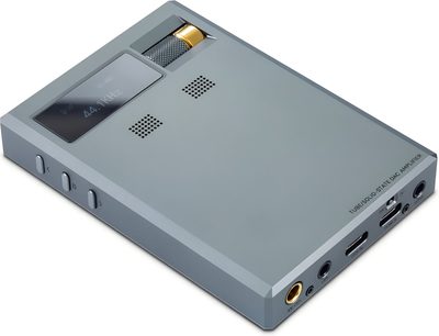 Bærbar digital-til-analog-omformer Cayin RU9 i grå aluminium, set i en trekvarts perspektiv fra oven, udstyret med et sort rektangulært display, en indbygget gylden rillet volumenknap, tre sideknapper og lyd- og USB-porte på kanten.