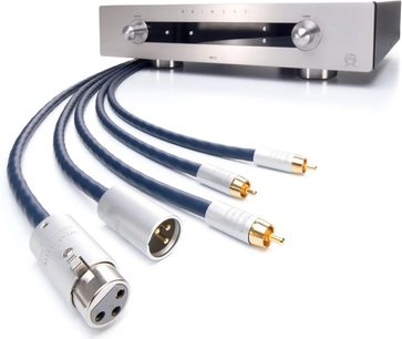 Cablu audio analogic Inakustik Connect 212 Audio RCA 1,5m albastru închis cu manta PVC împletită, conectori metalici argintii care includ XLR mascul și feminin, precum și fișe RCA aurite, vedere oblică din față