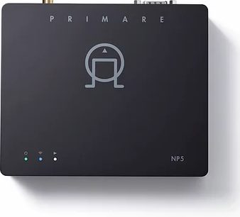Primare NP5 Prisma netværksaudioafspiller, sort, frontvisning, sølvfarvet omega-logo, 3 hvide LED'er, hvid tekst på sort baggrund