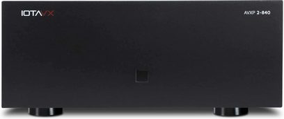 IOTAVX AVXP 2-840 musta metallinen high-fidelity tehovahvistin, sileä minimalistinen etupaneeli, pieni neliönmuotoinen painike keskellä, IOTAVX-logo vasemmassa yläkulmassa ja mallin nimi oikeassa yläkulmassa, etunäkymä
