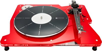 Vertere Acoustics Pack Raw DGX rød pladespiller, set ovenfra, sort pladetallerken med hvide markeringer på et chassis i rød transparent akryl, mørkegrå tonearm monteret til højre