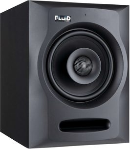 Ojačana zvočna omarica Fluid Audio FX50 črne barve, bližnji pogled od spredaj, visokotonski zvočnik v sredini nizkotonskega zvočnika, logotip na vrhu