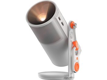 XGIMI MoGo 4 cylindrisk videoprojektor i lysegråt aluminium og plast, skrå sidevisning på gennemsigtigt stativ, perforeret højttalergitter, oplyst frontlinse, synlige USB- og HDMI-porte, grå rem med orange detaljer