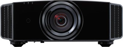 JVC DLA-X9000 sort videoprojektor set forfra, centralt objektiv, ventilationsriste på siderne