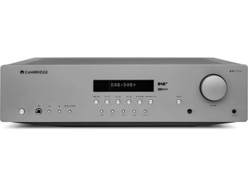 Cambridge Audio AXR-100D zilveren stereo hi-fi versterker, vooraanzicht, knoppen, scherm, hoofdtelefoonaansluiting, zilveren voorkant
