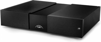 Naim Audio NAP 350, amplificatore hi-fi, chassis in alluminio spazzolato nero, silhouette rettangolare, dissipatori di calore a pinna laterali, frontale curvo con logo bianco centrale, pulsante di accensione illuminato nell’angolo destro, vista 3/4 anteriore
