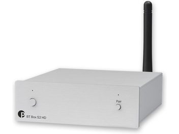 Pro-Ject BT Box S2 HD wireless transmitter in silver, rectangular casing, front panel with 2 round buttons and 2 indicator lights, black vertical antenna on the right