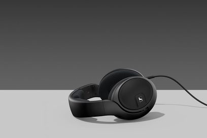 Ανοιχτά ακουστικά hi-fi Sennheiser HD 560S σε μαύρο χρώμα, αριστερή πλευρική όψη, οβάλ αυτιά, μαλακό τοξωτό τόξο, σε ομοιόμορφο γκρι φόντο
