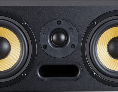 Centrální reproduktor Davis Acoustics Ariane C černý, dva žluté woofery s tkanou membránou, centrální tweeter, obdélníkový basový port