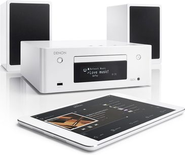 Denon CEOL N9 vit hi-fi-minisystem, framifrån och ovanifrån, skärmen visar "Network Music >Love music!", surfplatta med gränssnitt