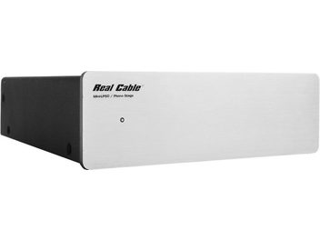 Real Cable MINI-LP50 fonförstärkare, ljusgrå rektangulär låda med logotyp, frontvy i lätt nedåtvinkel