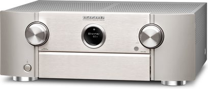 Amplituner kina domowego Marantz SR6009 w kolorze srebrno-złotym, widok z przodu, front ze szczotkowanego aluminium, niebieski wyświetlacz, przyciski i pokrętła sterujące