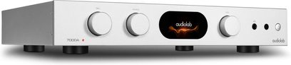 Інтегрований стерео Hi-Fi підсилювач Audiolab 7000A сріблястого кольору з прямокутною передньою панеллю, 4 круглими кнопками, центральним дисплеєм та 3 портами праворуч