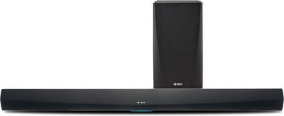 Czarna listwa dźwiękowa Denon HEOS HomeCinema HS2, widok z przodu, z prostokątnym czarnym subwooferem umieszczonym płasko
