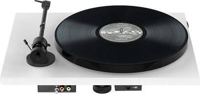 Giradischi hi-fi Pro-Ject E1 Phono bianco con piatto circolare nero, braccio di lettura nero, connettori RCA e alimentazione visibili