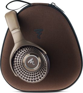 Draadloze hifi-hoofdtelefoon Focal Bathys MG met ronde, geperforeerde bruine oorschelp, geplaatst op een druppelvormige harde bruine hoes